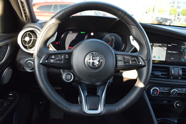 Fahrzeugabbildung Alfa Romeo Giulia VELOCE Q4*MATRIX*ACC*CARPLAY*F1*H&K SOUND