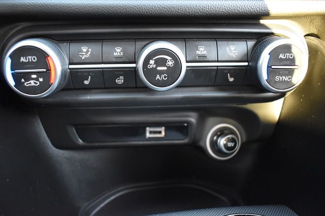 Fahrzeugabbildung Alfa Romeo Giulia VELOCE Q4*MATRIX*ACC*CARPLAY*F1*H&K SOUND