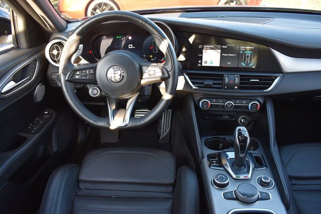 Fahrzeugabbildung Alfa Romeo Giulia VELOCE Q4*MATRIX*ACC*CARPLAY*F1*H&K SOUND