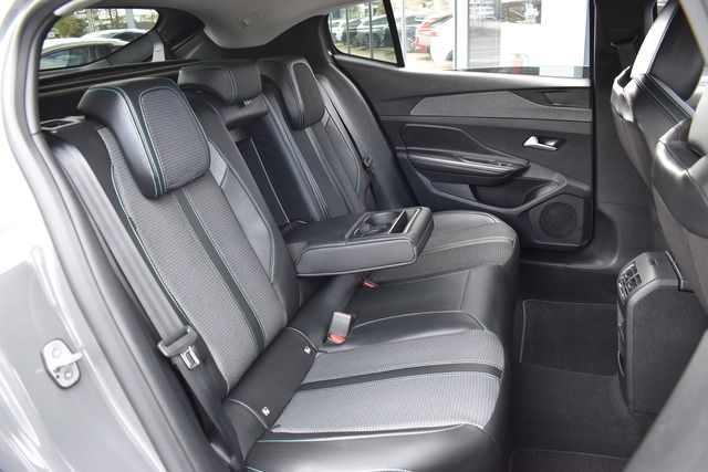 Fahrzeugabbildung Peugeot 408 ALLURE HYBRID 145 e-DSC6*CARPLAY*AHK*WENIG K