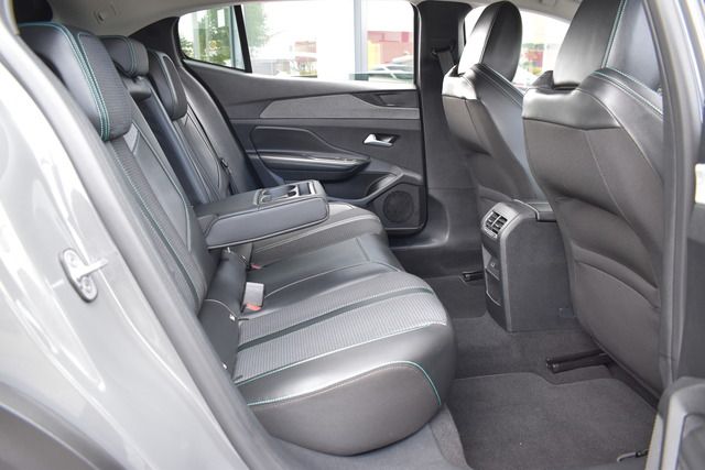 Fahrzeugabbildung Peugeot 408 ALLURE HYBRID 145 e-DSC6*CARPLAY*AHK*WENIG K