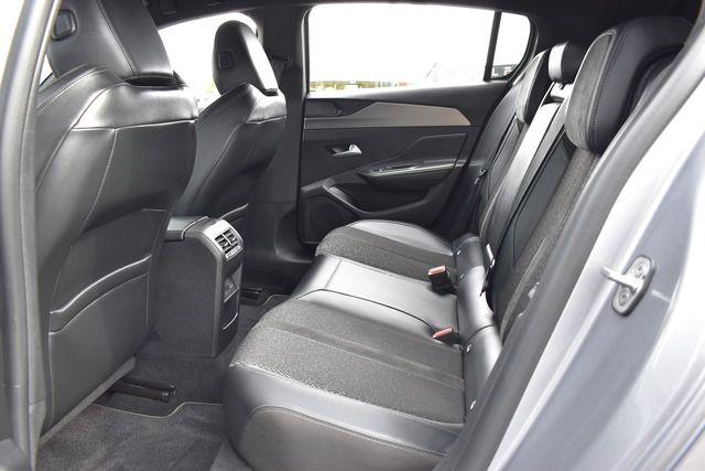 Fahrzeugabbildung Peugeot 308 GT PT 130 EAT8 FOCAL*MATRIX*CARPLAY*MY2024*