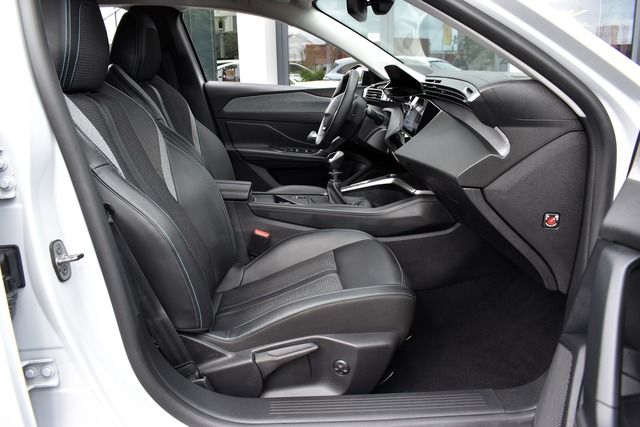 Fahrzeugabbildung Peugeot 308 SW ALLURE PT 130 FACELIFT*CARPLAY*MATRIX*TOP