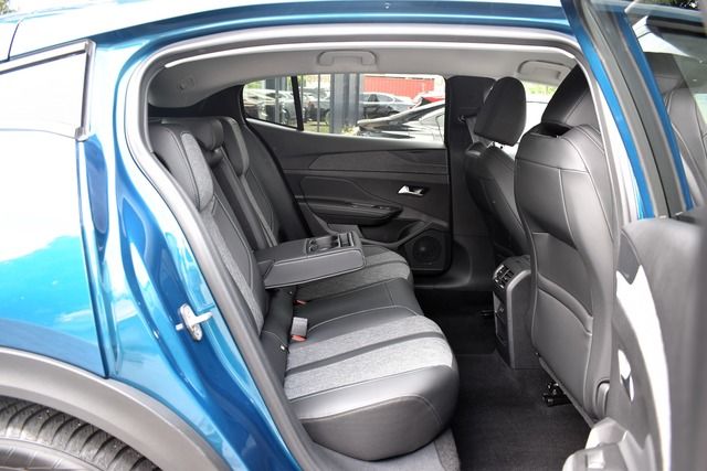 Fahrzeugabbildung Peugeot 408 ALLURE PT 130 EAT8*CARPLAY*MATRIX*TRAUMHAFT*