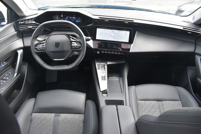 Fahrzeugabbildung Peugeot 408 ALLURE PT 130 EAT8*CARPLAY*MATRIX*TRAUMHAFT*