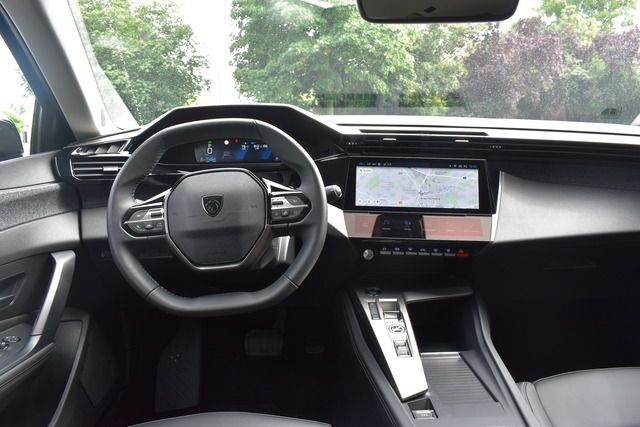 Fahrzeugabbildung Peugeot 408 ALLURE PT 130 EAT8*CARPLAY*MATRIX*TRAUMHAFT*