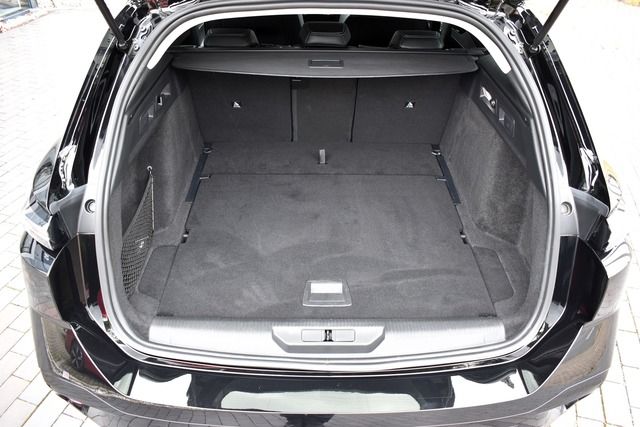 Fahrzeugabbildung Peugeot 308 SW ALLURE*BlueHDi 130 EAT8*FOCAL*MATRIX*CARP