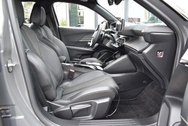 Fahrzeugabbildung Peugeot 2008 GT PT 130 EAT8 GT*MATRIX*NAVI*ALU*CARPLAY