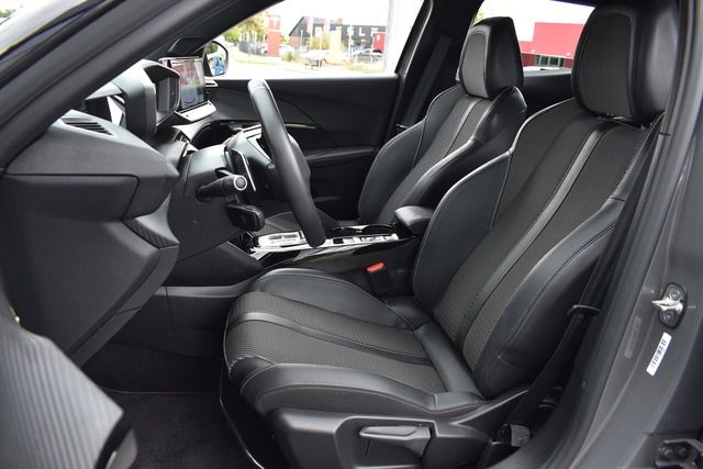 Fahrzeugabbildung Peugeot 2008 GT PT 130 EAT8 GT*MATRIX*NAVI*ALU*CARPLAY