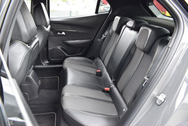 Fahrzeugabbildung Peugeot 2008 GT PT 130 EAT8 GT*MATRIX*NAVI*ALU*CARPLAY