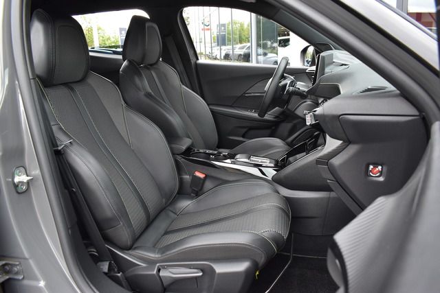 Fahrzeugabbildung Peugeot 2008 GT PT 130 EAT8 GT*MATRIX*NAVI*ALU*CARPLAY