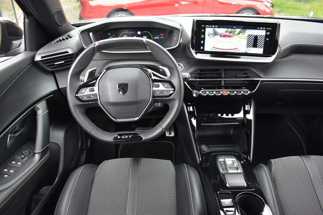 Fahrzeugabbildung Peugeot 2008 GT PT 130 EAT8 GT*MATRIX*NAVI*ALU*CARPLAY