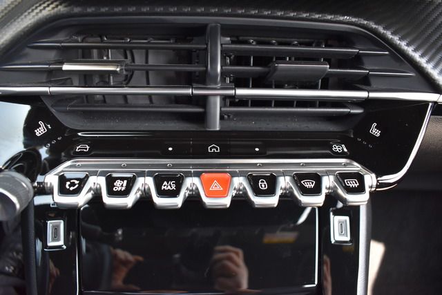 Fahrzeugabbildung Peugeot 2008 ALLURE PT 130 EAT8*FACELIFT*MATRIX*KEYLESS*