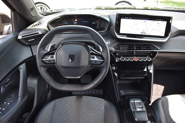 Fahrzeugabbildung Peugeot 2008 ALLURE PT 130 EAT8*FACELIFT*MATRIX*KEYLESS*