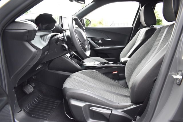 Fahrzeugabbildung Peugeot 2008 ALLURE PT 130 EAT8*FACELIFT*MATRIX*KEYLESS*