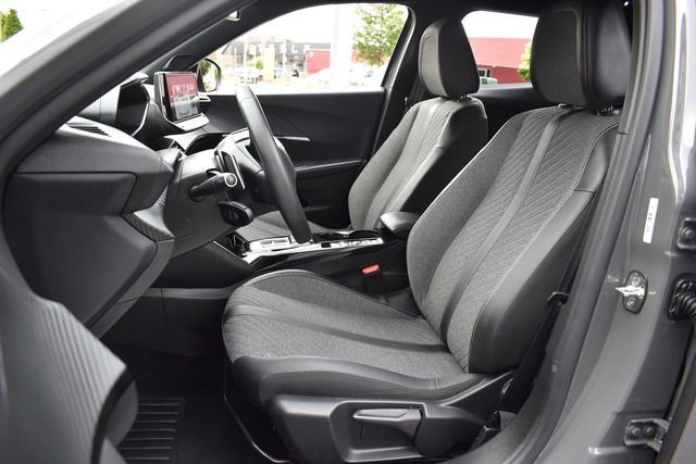 Fahrzeugabbildung Peugeot 2008 ALLURE PT 130 EAT8*FACELIFT*MATRIX*KEYLESS*