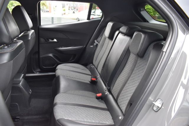 Fahrzeugabbildung Peugeot 2008 ALLURE PT 130 EAT8*FACELIFT*MATRIX*KEYLESS*