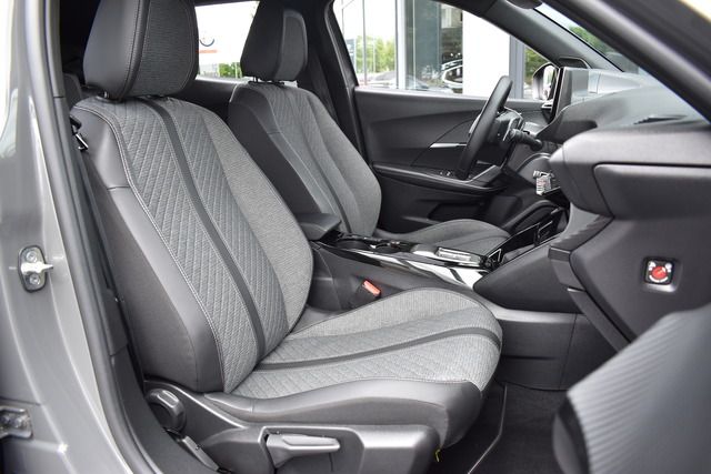 Fahrzeugabbildung Peugeot 2008 ALLURE PT 130 EAT8*FACELIFT*MATRIX*KEYLESS*