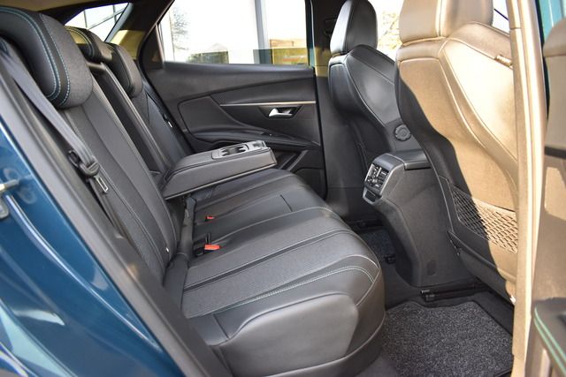 Fahrzeugabbildung Peugeot 3008 Plug-In Hybrid 225 ALLURE*LED*NAV*CARPLAY*