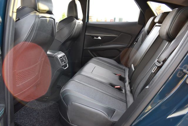 Fahrzeugabbildung Peugeot 3008 Plug-In Hybrid 225 ALLURE*LED*NAV*CARPLAY*