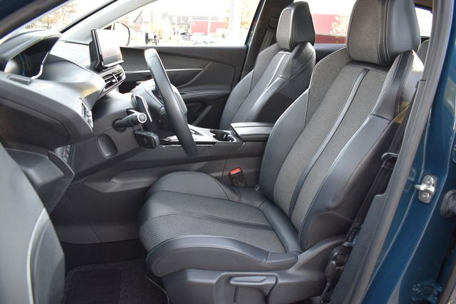 Fahrzeugabbildung Peugeot 3008 Plug-In Hybrid 225 ALLURE*LED*NAV*CARPLAY*