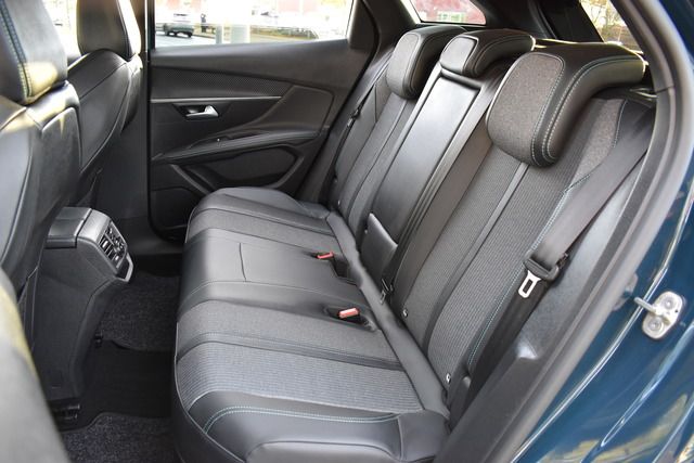 Fahrzeugabbildung Peugeot 3008 Plug-In Hybrid 225 ALLURE*LED*NAV*CARPLAY*