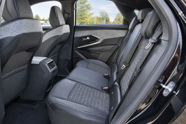 Fahrzeugabbildung Peugeot 3008 ALLURE HYBRID 145 e-DSC6*LED*NAVI*CARPLAY*