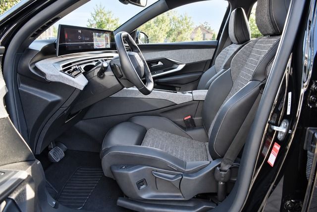 Fahrzeugabbildung Peugeot 3008 ALLURE HYBRID 145 e-DSC6*LED*NAVI*CARPLAY*