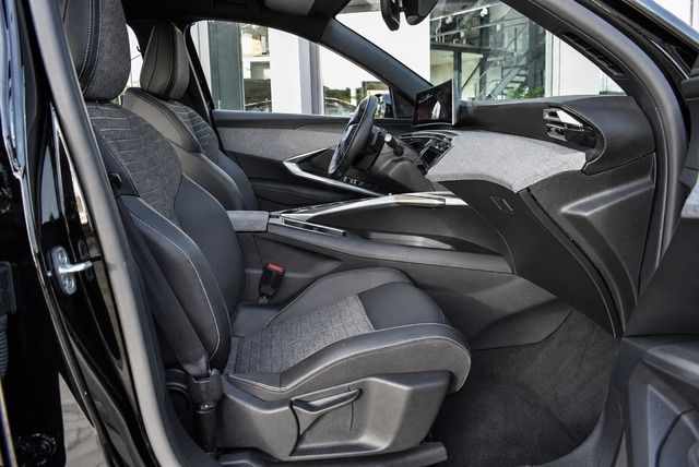 Fahrzeugabbildung Peugeot 3008 ALLURE HYBRID 145 e-DSC6*LED*NAVI*CARPLAY*