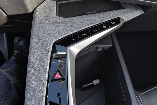 Fahrzeugabbildung Peugeot 3008 ALLURE HYBRID 145 e-DSC6*LED*NAVI*CARPLAY*