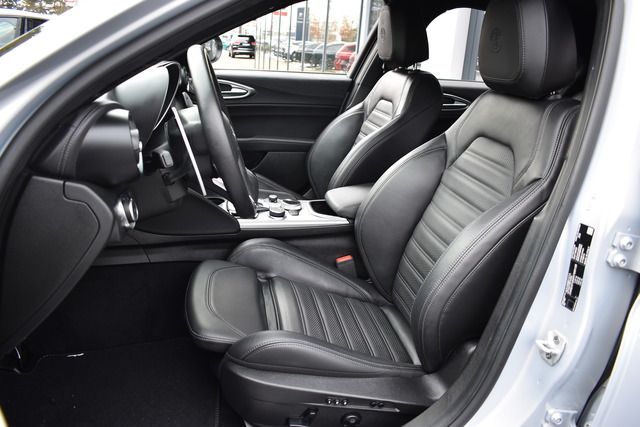 Fahrzeugabbildung Alfa Romeo Giulia VELOCE Q4*MATRIX*ACC*CARPLAY*F1*H&K SOUND