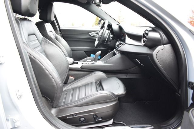 Fahrzeugabbildung Alfa Romeo Giulia VELOCE Q4*MATRIX*ACC*CARPLAY*F1*H&K SOUND