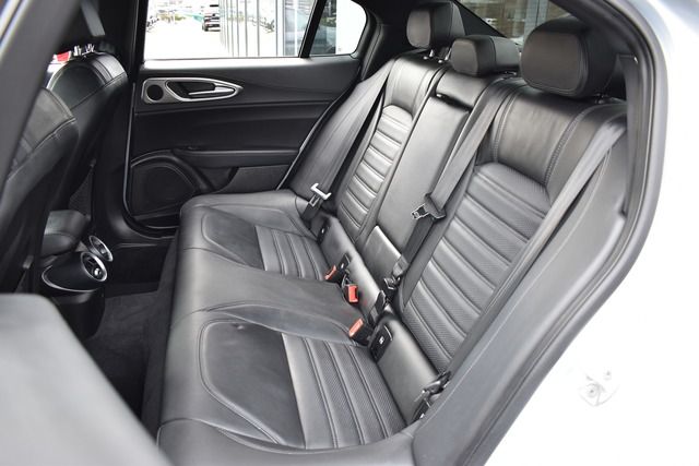 Fahrzeugabbildung Alfa Romeo Giulia VELOCE Q4*MATRIX*ACC*CARPLAY*F1*H&K SOUND