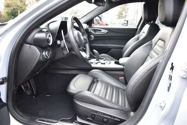 Fahrzeugabbildung Alfa Romeo Giulia VELOCE Q4*MATRIX*ACC*CARPLAY*F1*H&K SOUND