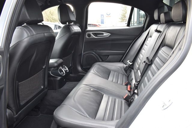 Fahrzeugabbildung Alfa Romeo Giulia VELOCE Q4*MATRIX*ACC*CARPLAY*F1*H&K SOUND