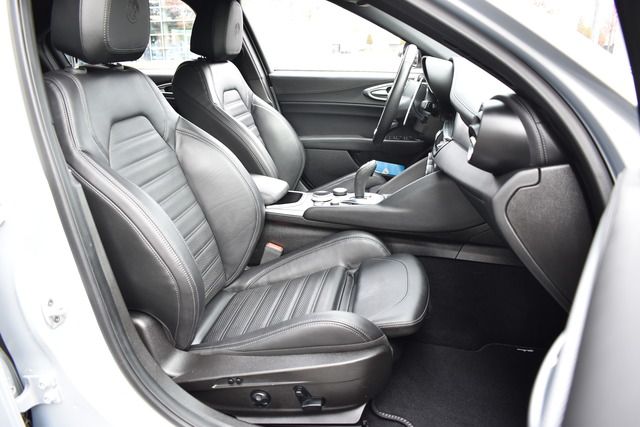 Fahrzeugabbildung Alfa Romeo Giulia VELOCE Q4*MATRIX*ACC*CARPLAY*F1*H&K SOUND