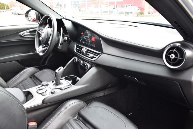 Fahrzeugabbildung Alfa Romeo Giulia VELOCE Q4*MATRIX*ACC*CARPLAY*F1*H&K SOUND