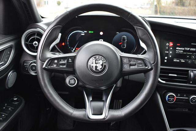 Fahrzeugabbildung Alfa Romeo Giulia VELOCE Q4*MATRIX*ACC*CARPLAY*F1*H&K SOUND