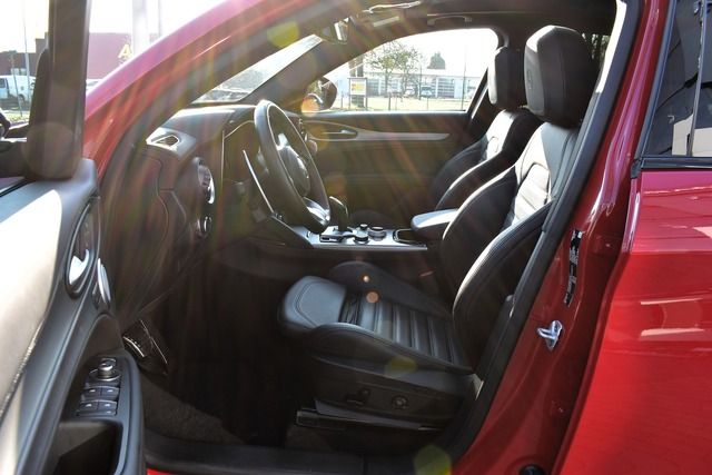 Fahrzeugabbildung Alfa Romeo Stelvio 2.0 VELOCE*PANO*AHK*MATRIX*WENIG KM*21ZO