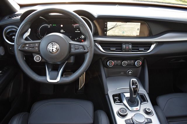 Fahrzeugabbildung Alfa Romeo Stelvio 2.0 VELOCE*PANO*AHK*MATRIX*WENIG KM*21ZO