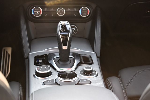 Fahrzeugabbildung Alfa Romeo Stelvio 2.0 VELOCE*PANO*AHK*MATRIX*WENIG KM*21ZO