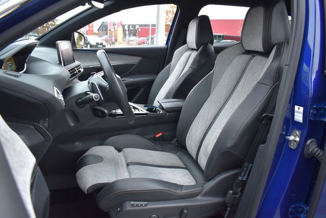Fahrzeugabbildung Peugeot 3008 Hybrid4 300 GT e-EAT8 BATTERIE-ZERTIFIKAT
