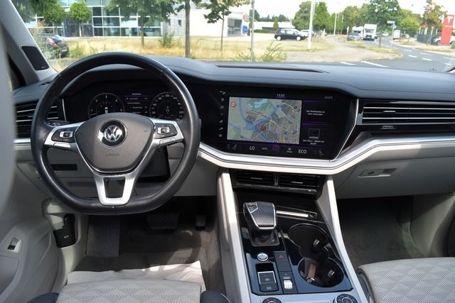 Fahrzeugabbildung Volkswagen Touareg 3.0 TDI ST-HEIZ*LUFT*PANO*NIGHT*HEAD-UP*
