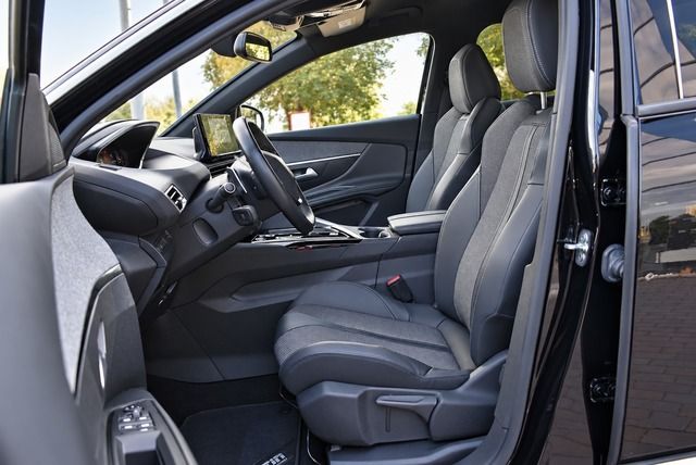 Fahrzeugabbildung Peugeot 3008 1.5 BlueHDi 130 EAT8*ALLURE*LED*NAVI*KLIMA*