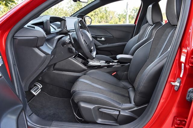 Fahrzeugabbildung Peugeot 208 GT HYBRID 110 e-DSC6*MATRIX*PANO*CARPLAY*NAV