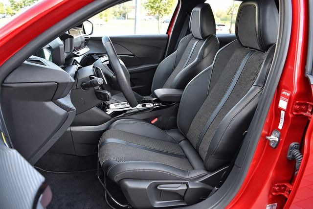 Fahrzeugabbildung Peugeot 208 GT HYBRID 110 e-DSC6*MATRIX*PANO*CARPLAY*NAV