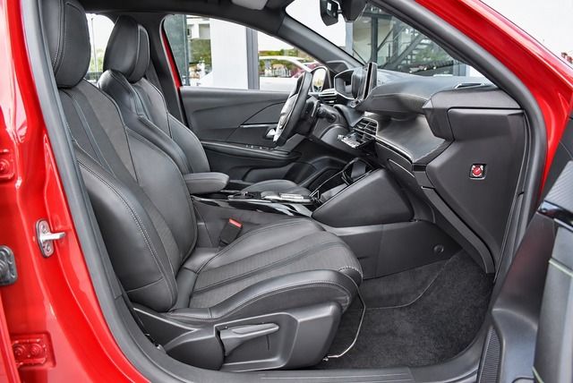 Fahrzeugabbildung Peugeot 208 GT HYBRID 110 e-DSC6*MATRIX*PANO*CARPLAY*NAV