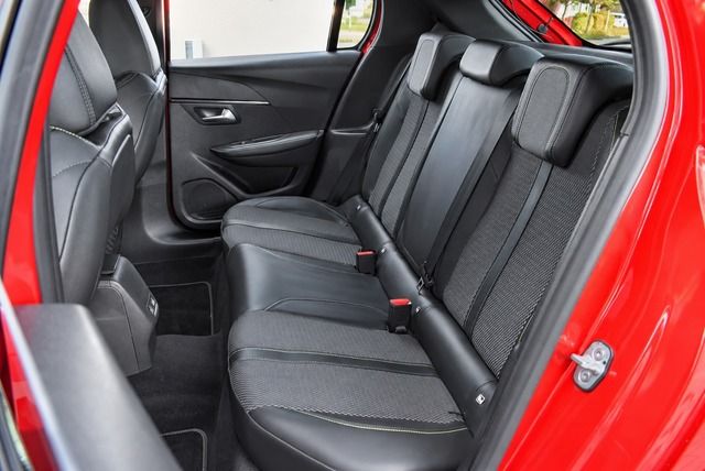 Fahrzeugabbildung Peugeot 208 GT HYBRID 110 e-DSC6*MATRIX*PANO*CARPLAY*NAV
