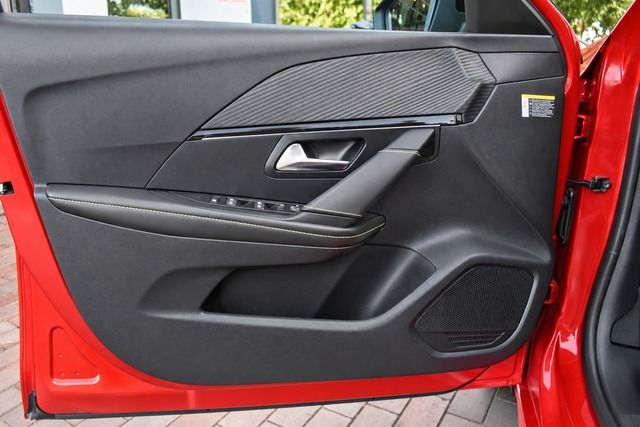 Fahrzeugabbildung Peugeot 208 GT HYBRID 110 e-DSC6*MATRIX*PANO*CARPLAY*NAV
