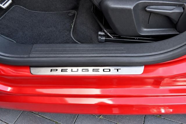 Fahrzeugabbildung Peugeot 208 GT HYBRID 110 e-DSC6*MATRIX*PANO*CARPLAY*NAV